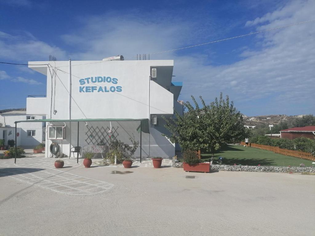 凱法洛斯的住宿－Kefalos Studios Stamatia，带有读俱乐部龙骨标志的建筑