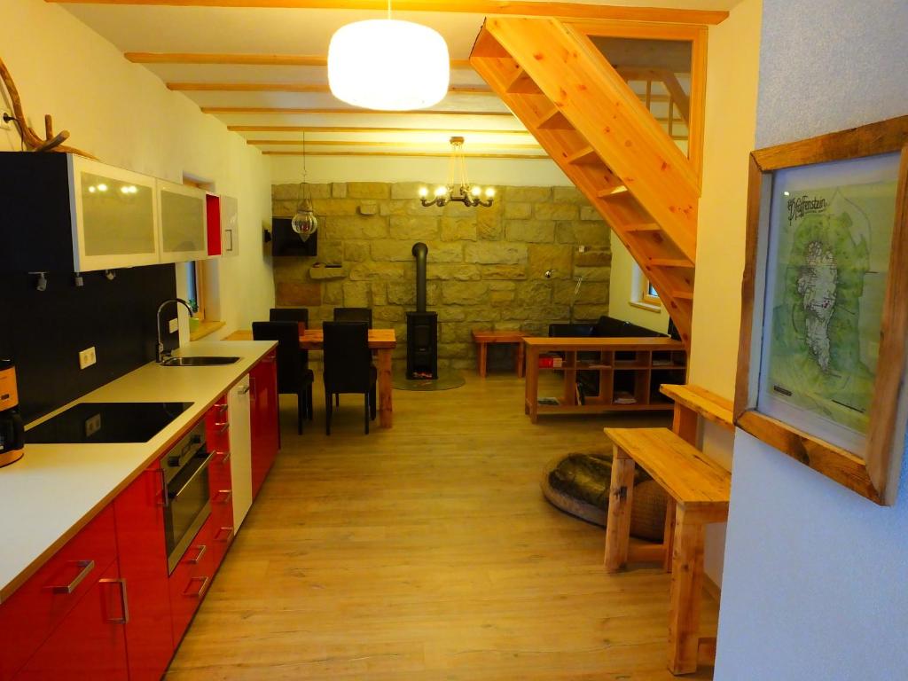 eine Küche mit einer Treppe und ein Esszimmer in der Unterkunft Waldhaus Bielatal in Bielatal