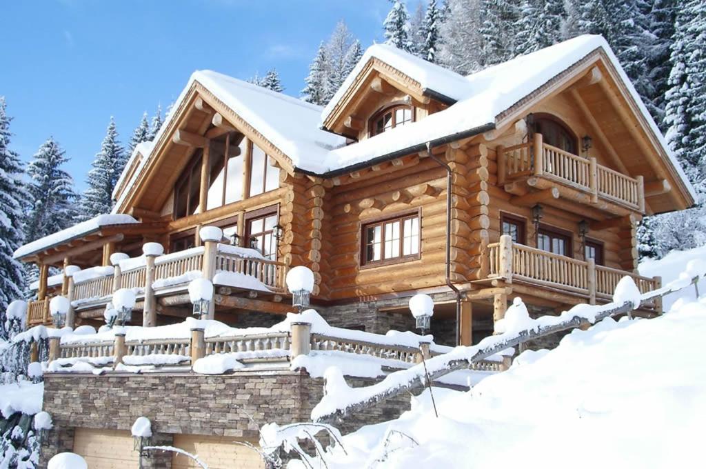 una cabaña de madera en la nieve en Chalet Caprea en Bad Kleinkirchheim