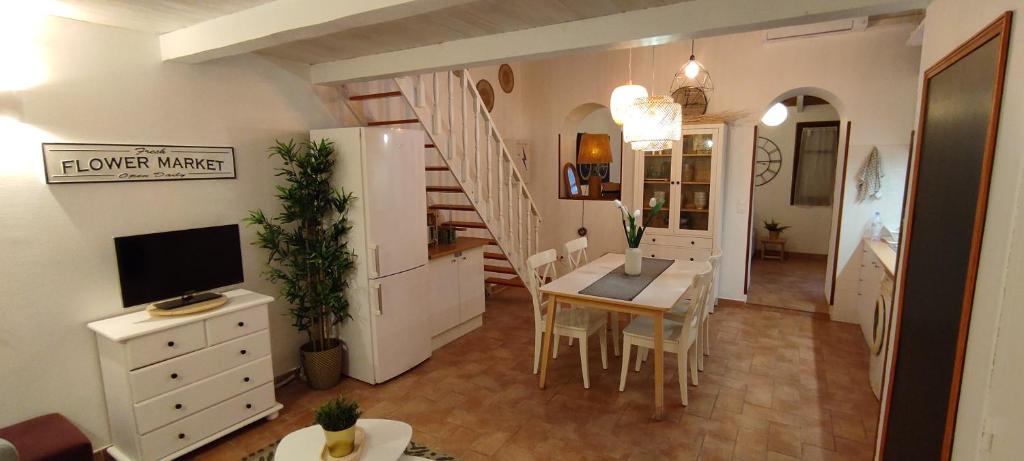 a living room with a dining room table and a television at Chill Out Cabanon Coeur Calanques in Marseille