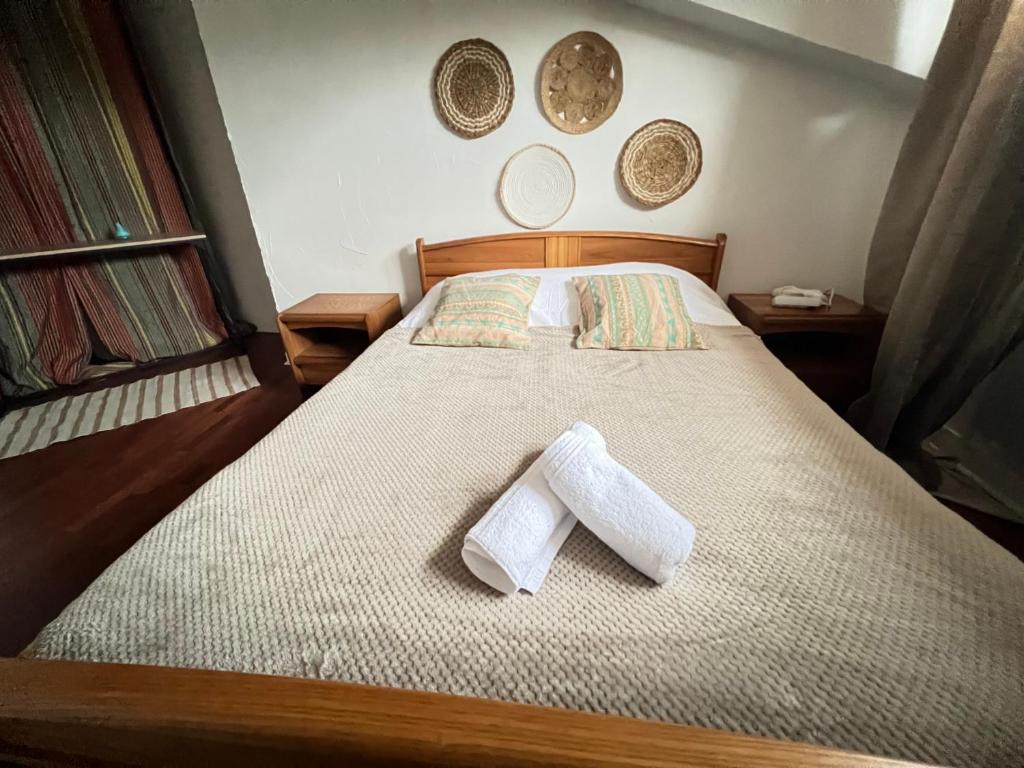 um quarto com uma cama com duas toalhas em Lac de Briey Appartement Spacieux Un-Séjour-à-Part em Briey