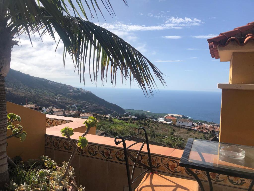 a balcony with a table and a view of the ocean at VV APARTAMENTOS ESTRELLA DEL NORTE in Icod de los Vinos