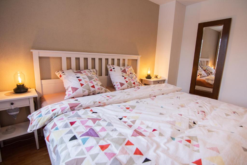 Letto o letti in una camera di Ferienwohnung Frostenegg