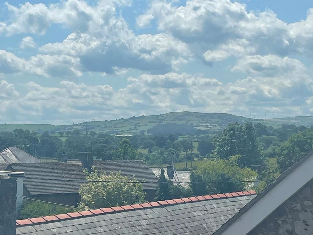 Blick auf die Landschaft vom Dach eines Hauses in der Unterkunft Bwthyn Rhosyn Bach in Henllan