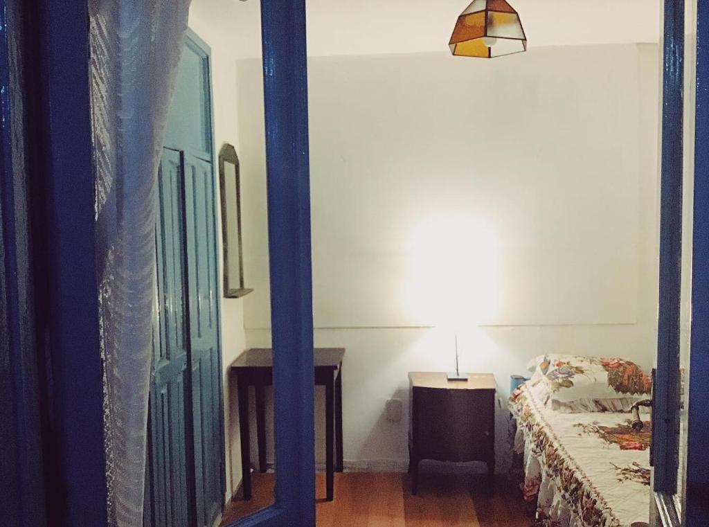 Habitación con cama, mesa y espejo. en Telmotango Hotel en Buenos Aires