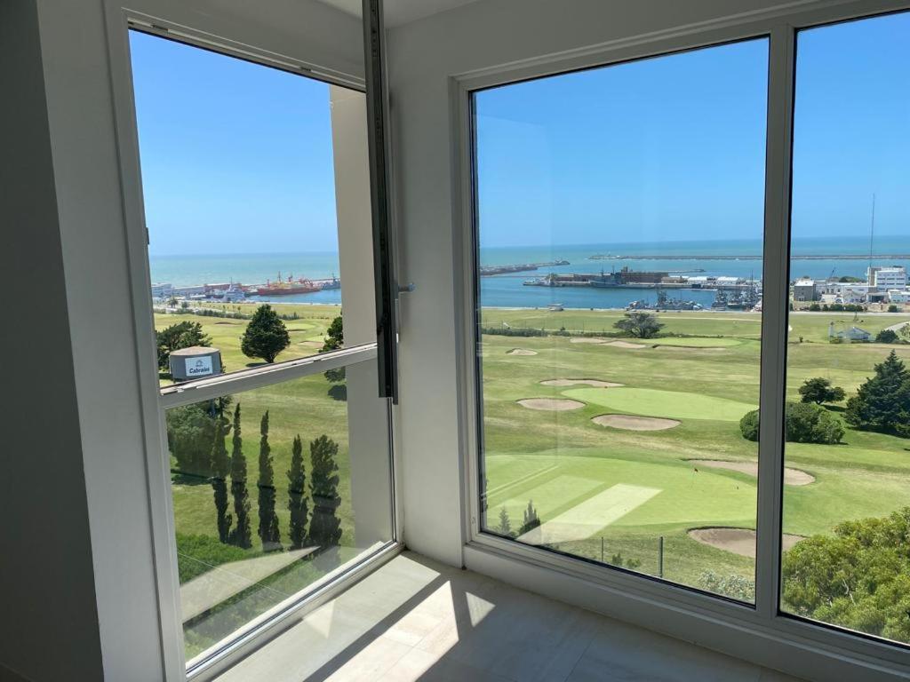 Habitación con ventanas con vistas a un campo de golf. en EG10 en Mar del Plata