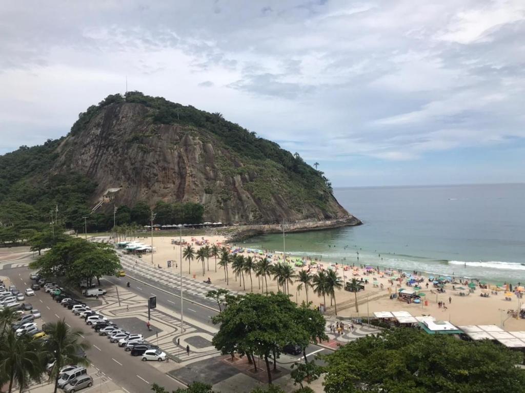 - Vistas a una playa con montaña en Luxo Frente Mar Copacabana, en Río de Janeiro