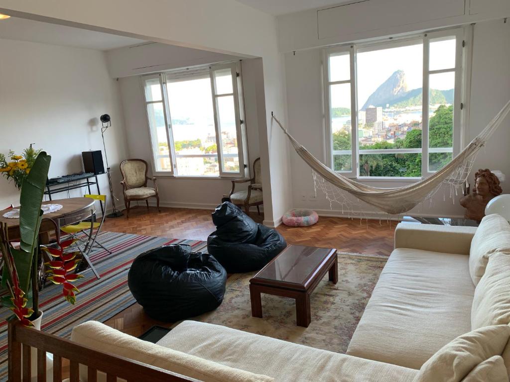 sala de estar con sofá y hamacas. en Santa Teresa Luxury Flat. Sugar-Loaf Amazing View, en Río de Janeiro