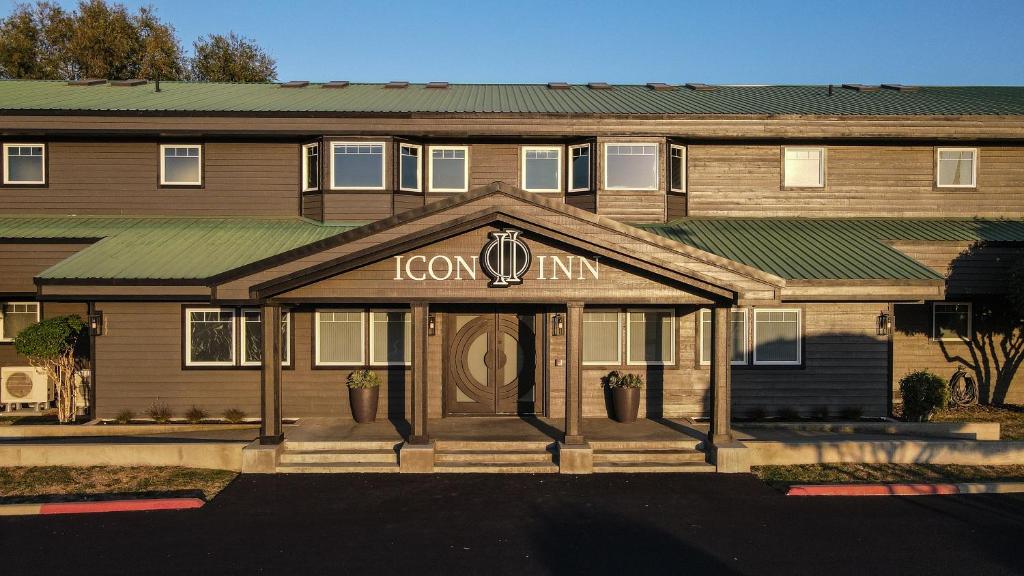 a building with a sign that reads iceland inn at Icon Inn in Ellensburg