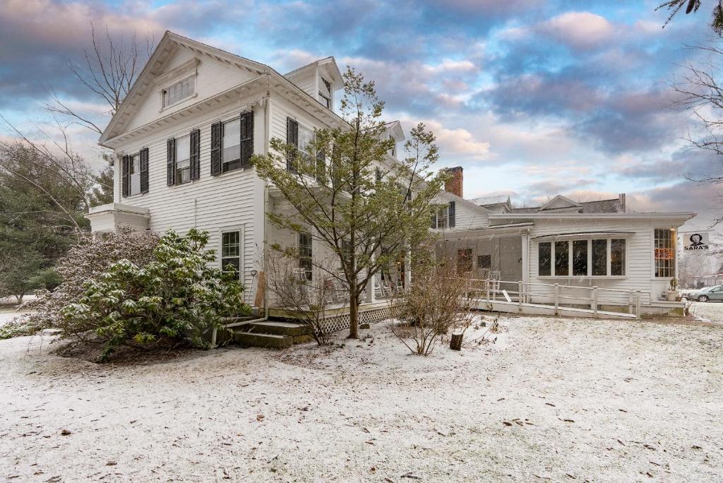 The Egremont Village Inn by AvantStay Live Music Venue Rescue Farm On