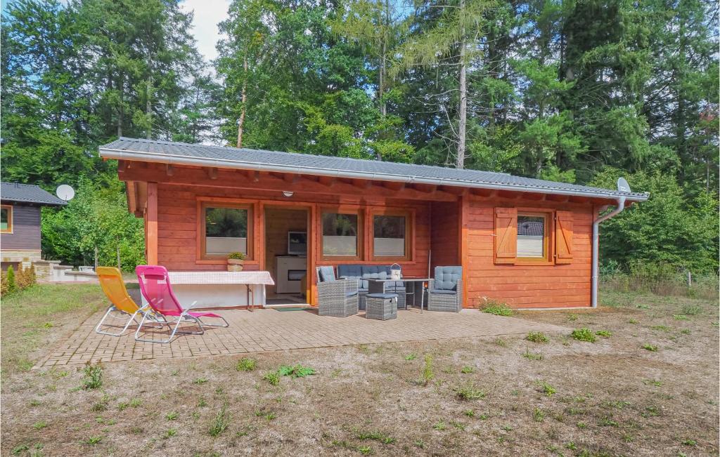 een kleine hut met een tafel en twee stoelen bij Beautiful Home In Merzalben With Kitchen in Merzalben