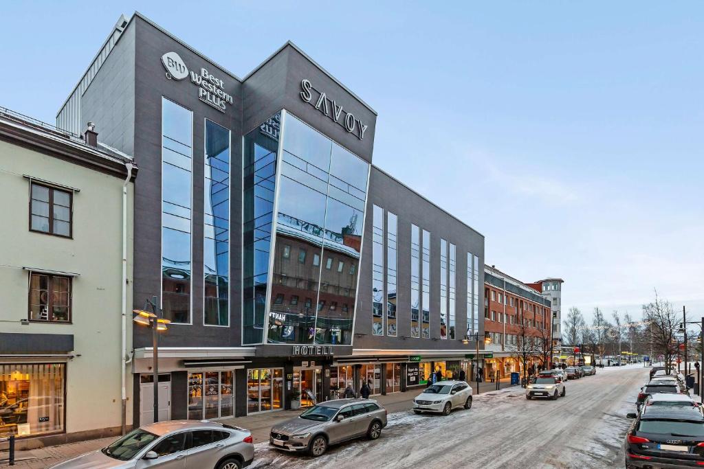 een straat met auto's geparkeerd voor een gebouw bij Best Western Plus Savoy Lulea in Luleå