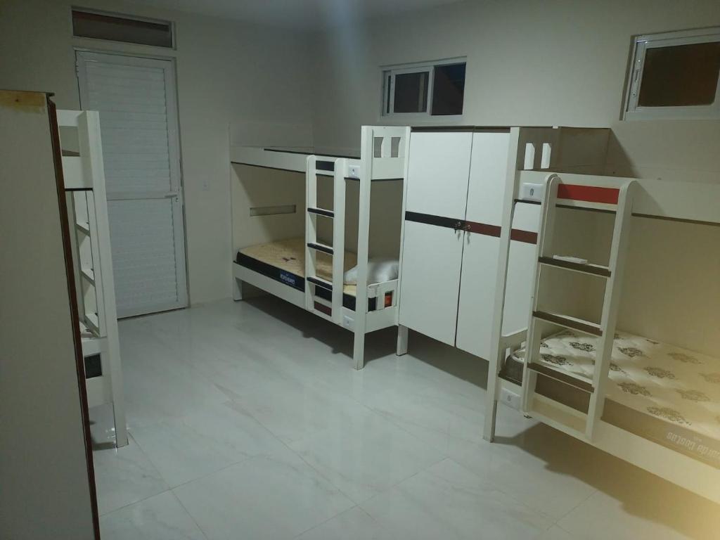 Palanda nebo palandy na pokoji v ubytování MANERO POUSADA e HOSTEL