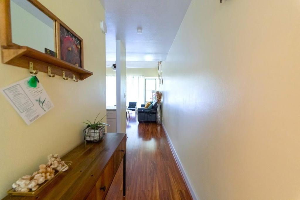 un pasillo con una mesa de madera en una habitación en Aloha Nui Loa, en Kahuku