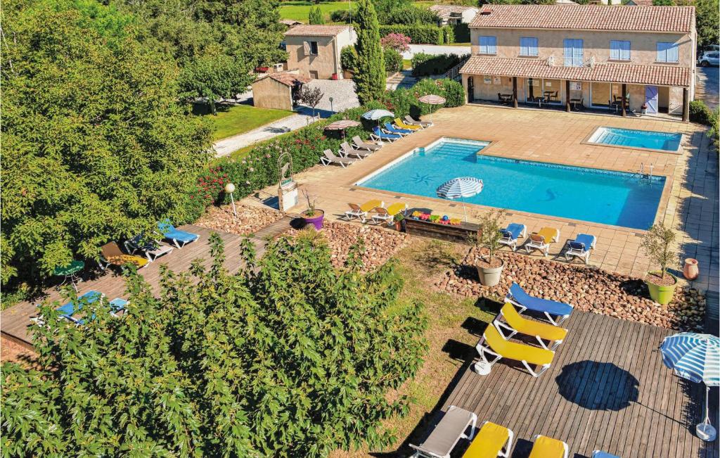 una vista aérea de una casa con piscina en Awesome Home In Raphle-ls-arles With Wifi, en Raphèle