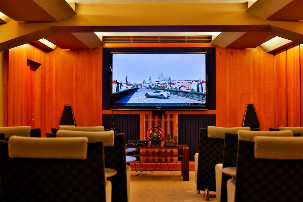 TV a/nebo společenská místnost v ubytování Aria Hotel Prague