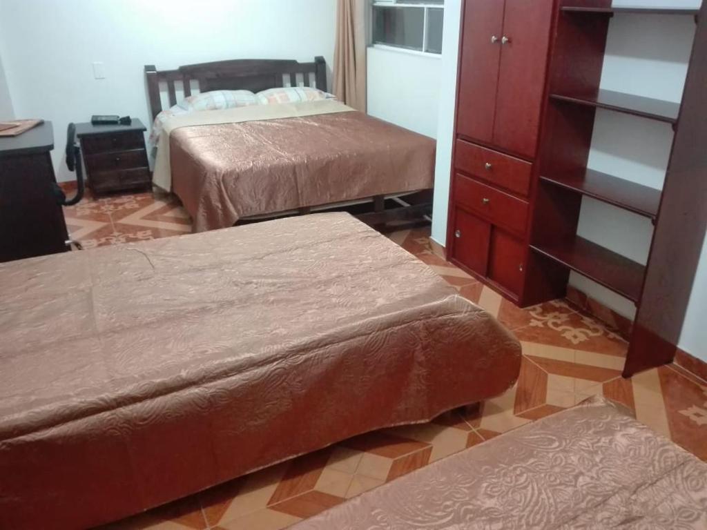 1 dormitorio con 2 camas y vestidor en Posada Turística Estancia Real, en Sutamarchán