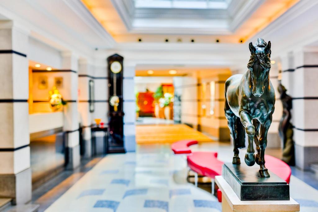 una estatua de un caballo en exhibición en un pasillo en Aria Hotel Prague, en Praga