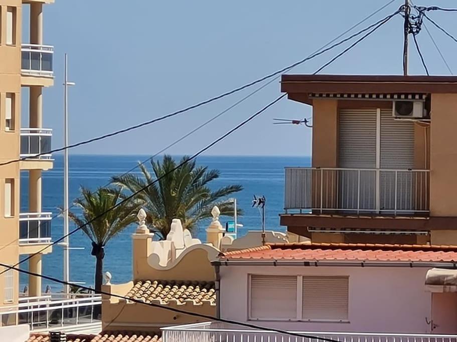 una vista de un edificio con el océano en el fondo en Triplex a 200 metros de la playa en Gandía