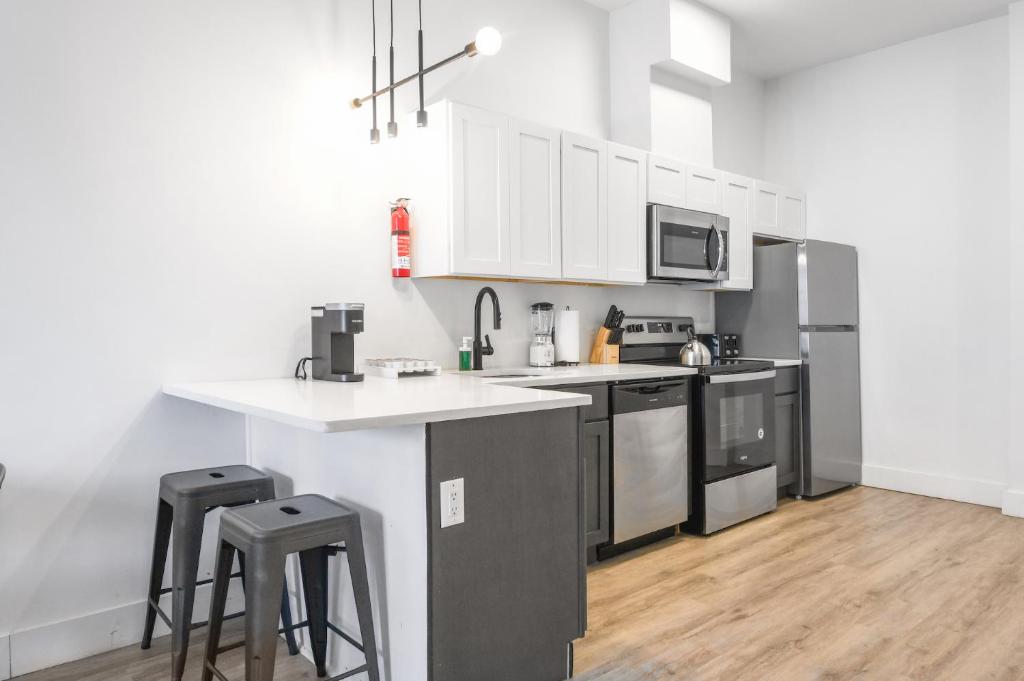 Kuchyň nebo kuchyňský kout v ubytování Luxury Apartments - Newark Int Airport - Evonify Stays