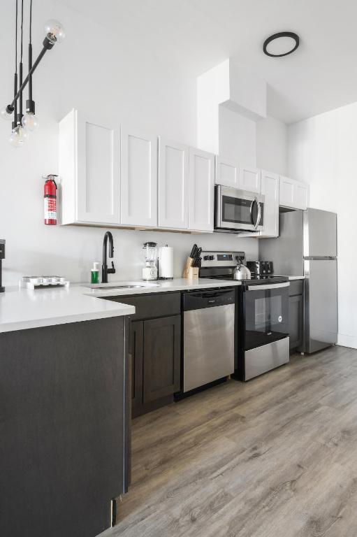 Kuchyň nebo kuchyňský kout v ubytování Luxury Apartments - Newark Int Airport - Evonify Stays