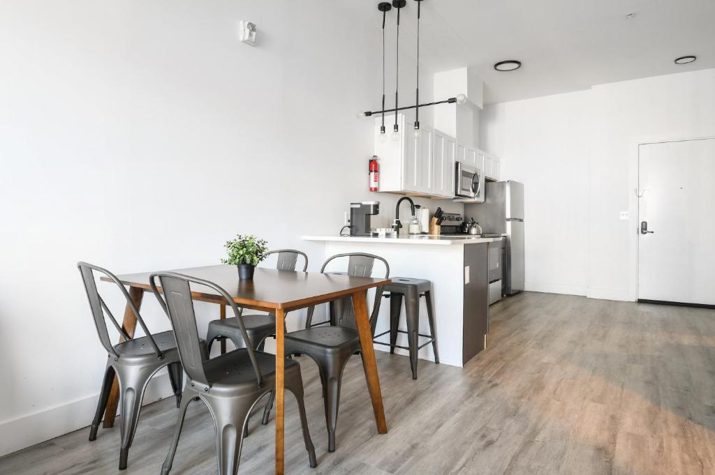 Kuchyň nebo kuchyňský kout v ubytování Luxury Apartments - Newark Int Airport - Evonify Stays