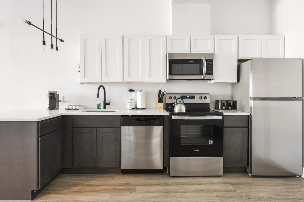 Kuchyň nebo kuchyňský kout v ubytování Luxury Apartments - Newark Int Airport - Evonify Stays