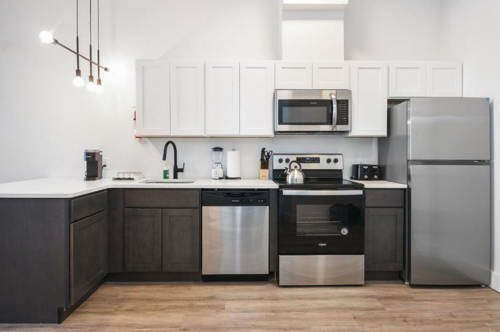 Kuchyň nebo kuchyňský kout v ubytování Luxury Apartments - Newark Int Airport - Evonify Stays