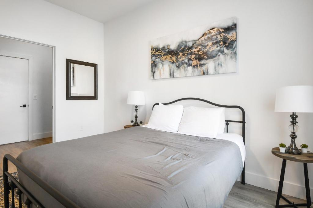 Postel nebo postele na pokoji v ubytování Luxury Apartments - Newark Int Airport - Evonify Stays