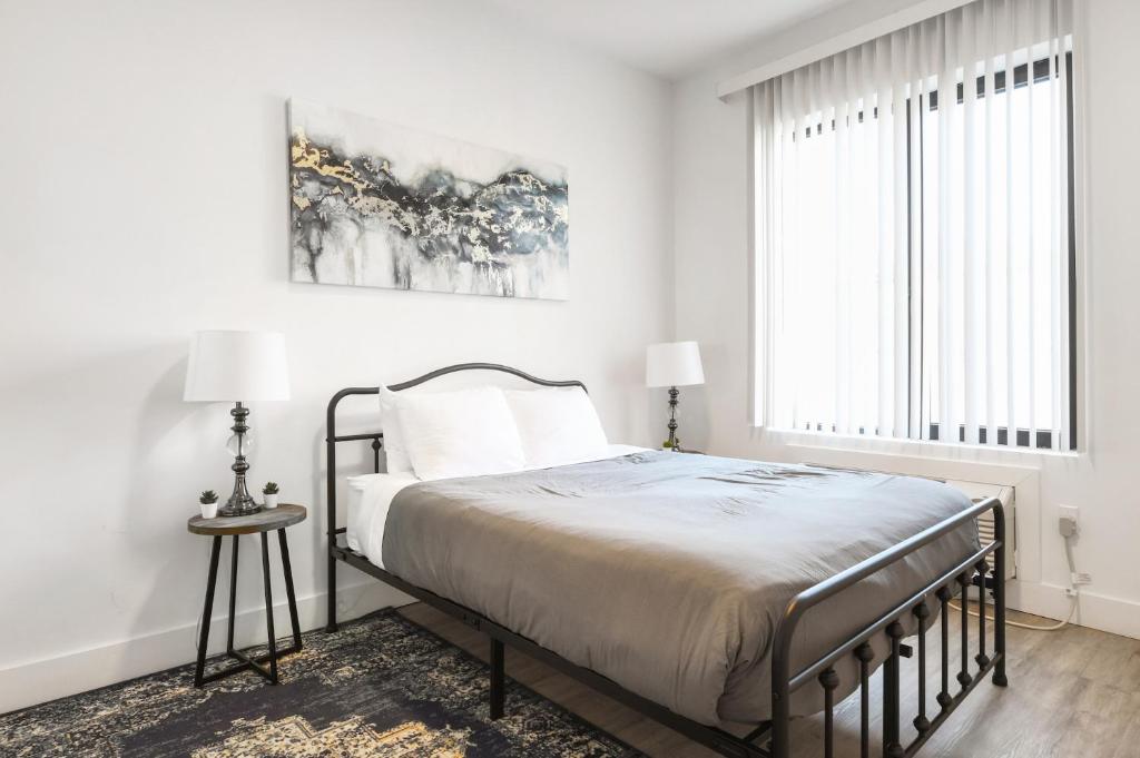 Postel nebo postele na pokoji v ubytování Luxury Apartments - Newark Int Airport - Evonify Stays