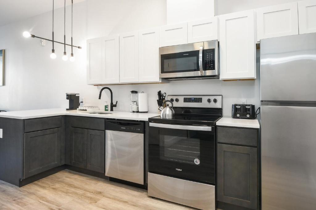 Kuchyň nebo kuchyňský kout v ubytování Luxury Apartments - Newark Int Airport - Evonify Stays