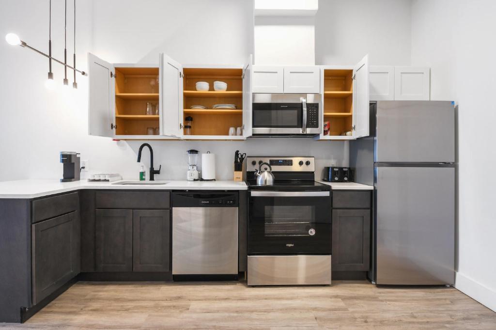 Kuchyň nebo kuchyňský kout v ubytování Luxury Apartments - Newark Int Airport - Evonify Stays