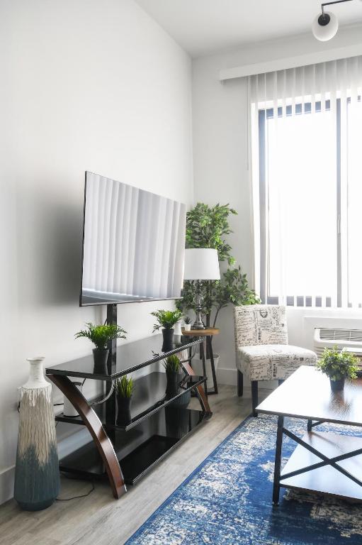 TV a/nebo společenská místnost v ubytování Luxury Apartments - Newark Int Airport - Evonify Stays