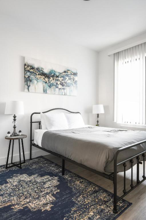 Postel nebo postele na pokoji v ubytování Luxury Apartments - Newark Int Airport - Evonify Stays