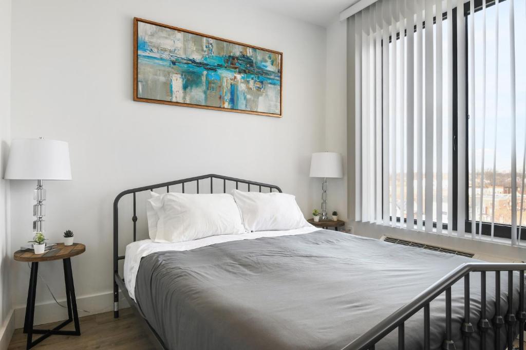 Postel nebo postele na pokoji v ubytování Luxury Apartments - Newark Int Airport - Evonify Stays