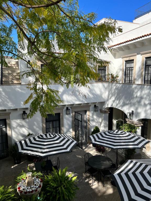 dwa czarno-białe parasole przed budynkiem w obiekcie Casa Laní Luxury B&B w mieście San Miguel de Allende