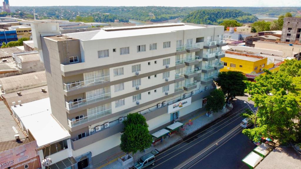 an overhead view of a white building on a city street at Residencial Shalfa in Foz do Iguaçu