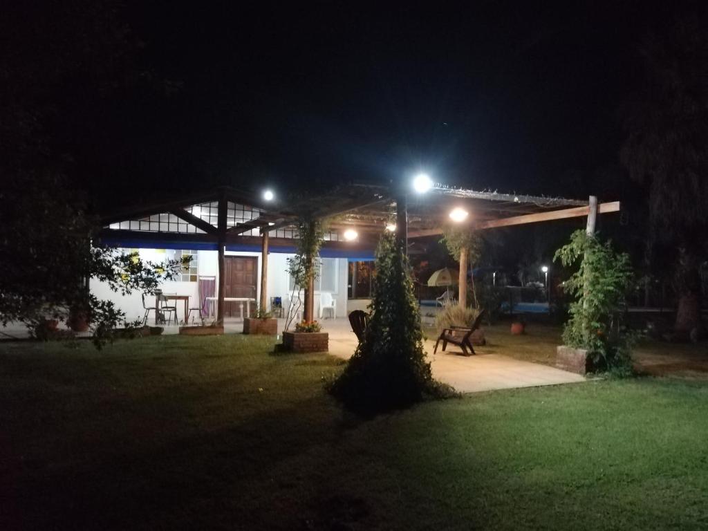 een paviljoen 's nachts met een licht erop bij El Sosiego in Roldán