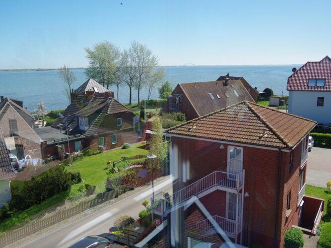 una vista aérea de una casa en un barrio residencial en Ferienwohnung direkt am Hafen in Fehmarn-Orth en Orth