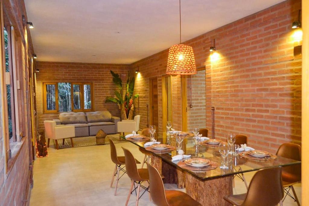 y sala de estar con mesa de comedor y sillas. en Casa com quintal arborizado e lazer em Trancoso, en Porto Seguro