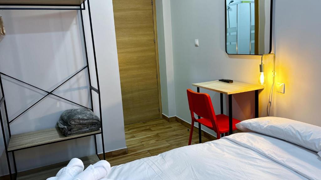 1 dormitorio con cama, escritorio y silla en Iturriaga Ostatua Self check in en Bilbao
