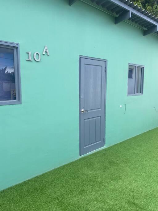 un edificio blu con una porta sul lato di Curacao Cozy Apartment a Willemstad