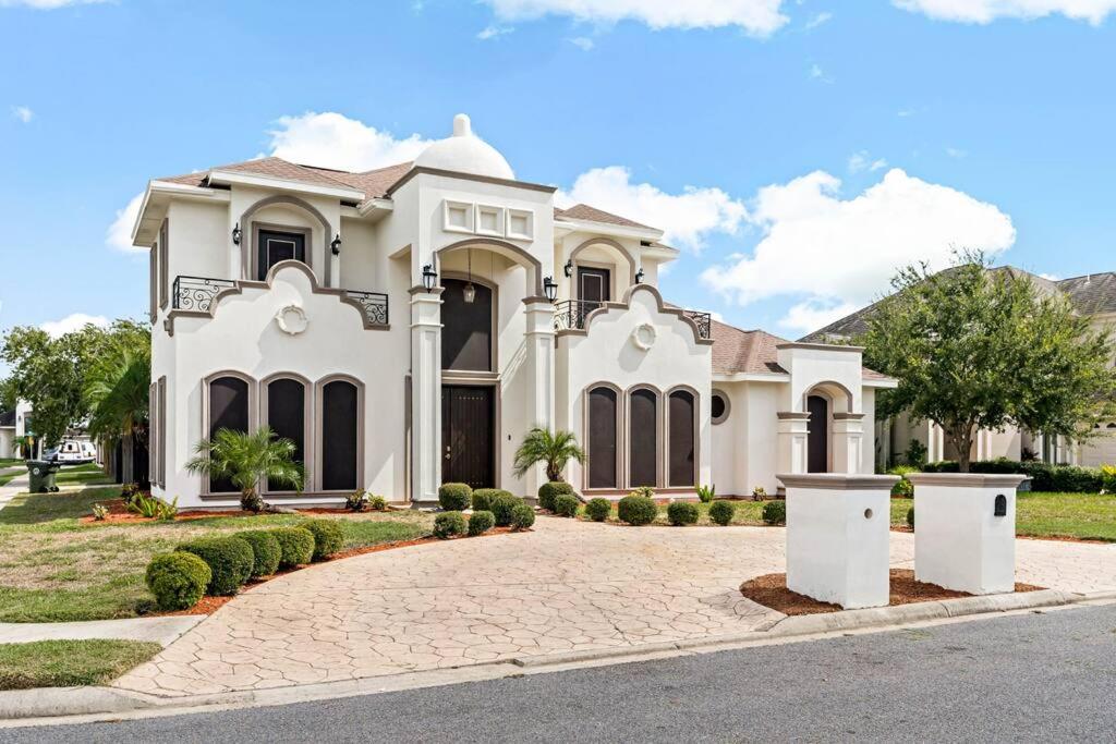 VINTAGE MEETS MODERN WITH POOL - Housity