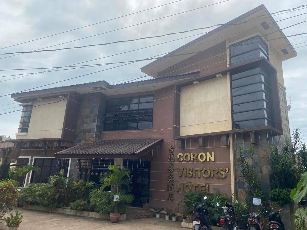 un bâtiment avec un panneau indiquant l'hôtel des visiteurs cobon dans l'établissement Coron Visitors Hotel, à Coron