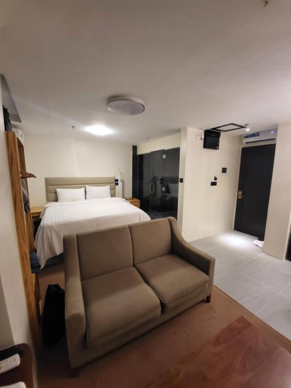 Cama o camas de una habitación en Sempre Premier Inn - MACTAN AIRPORT HOTEL