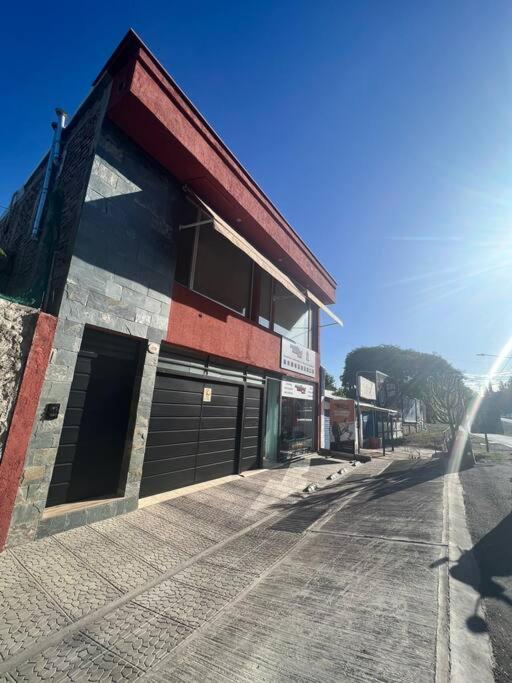 una calle vacía delante de un edificio en ¡La Elina! inmejorable ubicación en Mendoza