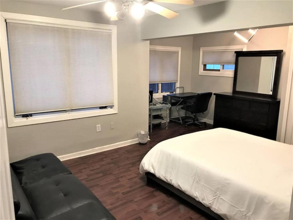 2BR Lake House 40ft Dock Access, Keego Harbor Updated 2024 Prices