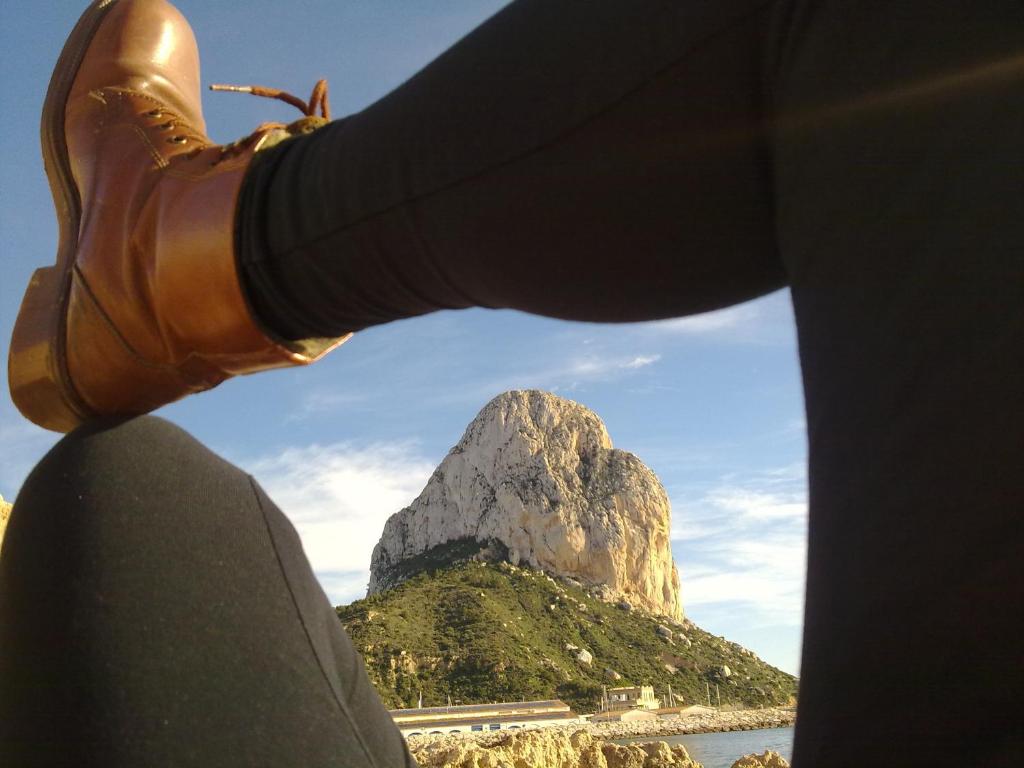 uma pessoa tirando uma foto de uma montanha em Apartamento Amatista Calpe em Calpe