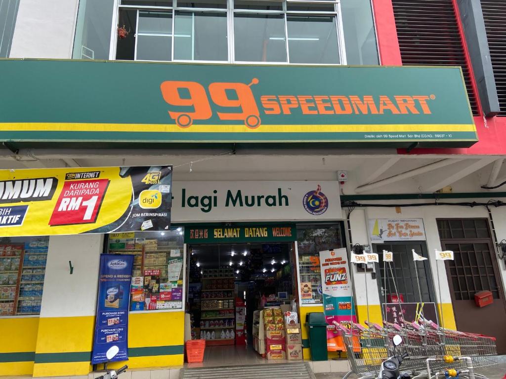 Supermarket nebo jiné obchody v  apartmánu nebo okolí