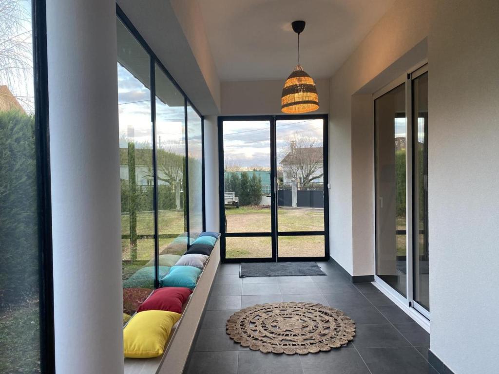 Posedenie v ubytovaní Pavillon rénové avec jardin arboré, proche centre-ville, véranda, parking, wifi, idéal familles - FR-1-489-417